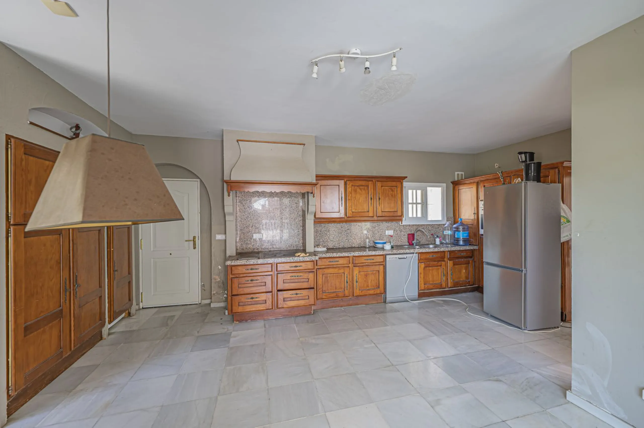 VILLA WITH GREAT POTENTIAL IN THE EXCLUSIVE EL PARAISO AREA