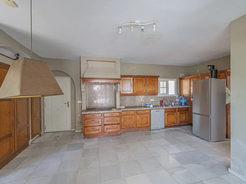 VILLA WITH GREAT POTENTIAL IN THE EXCLUSIVE EL PARAISO AREA
