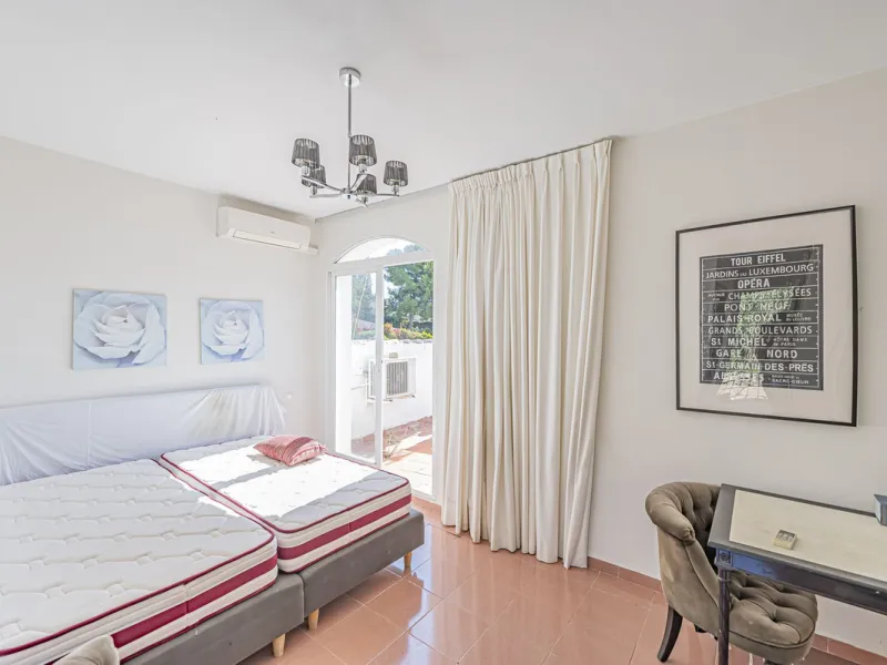 VILLA WITH GREAT POTENTIAL IN THE EXCLUSIVE EL PARAISO AREA