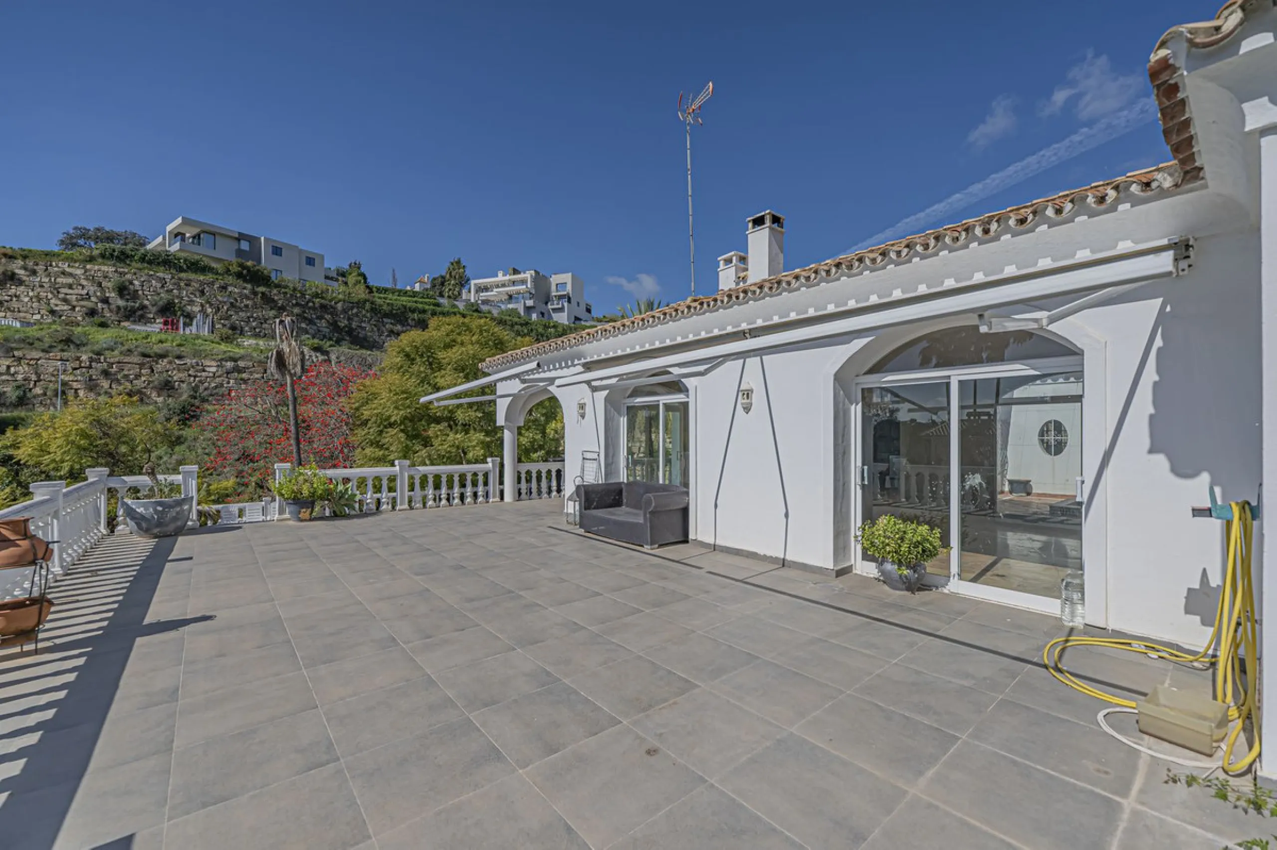 VILLA WITH GREAT POTENTIAL IN THE EXCLUSIVE EL PARAISO AREA