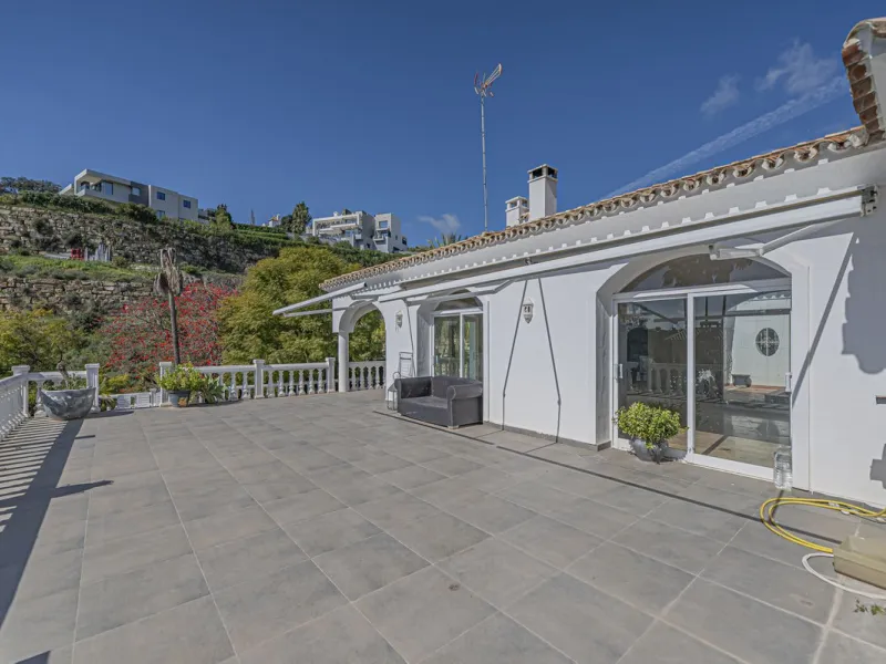 VILLA WITH GREAT POTENTIAL IN THE EXCLUSIVE EL PARAISO AREA