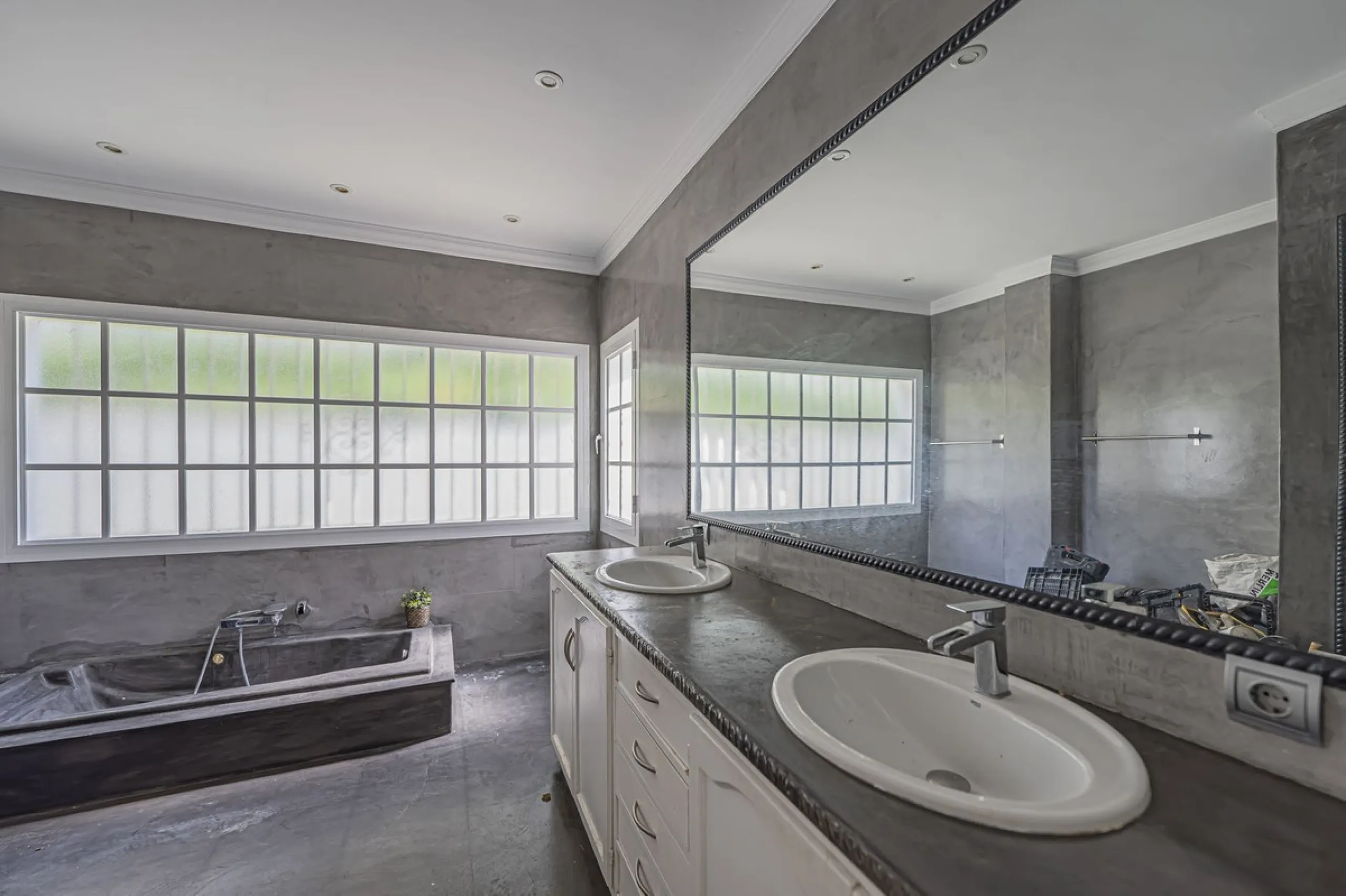 VILLA WITH GREAT POTENTIAL IN THE EXCLUSIVE EL PARAISO AREA