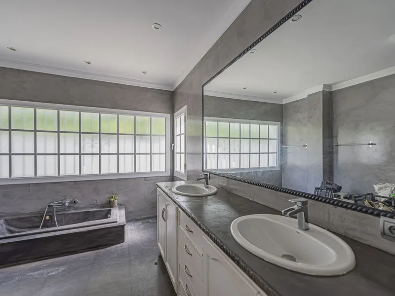VILLA WITH GREAT POTENTIAL IN THE EXCLUSIVE EL PARAISO AREA