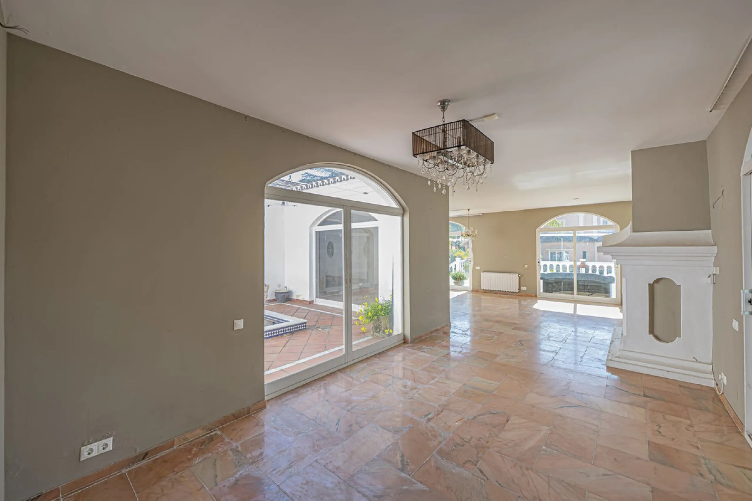 VILLA WITH GREAT POTENTIAL IN THE EXCLUSIVE EL PARAISO AREA