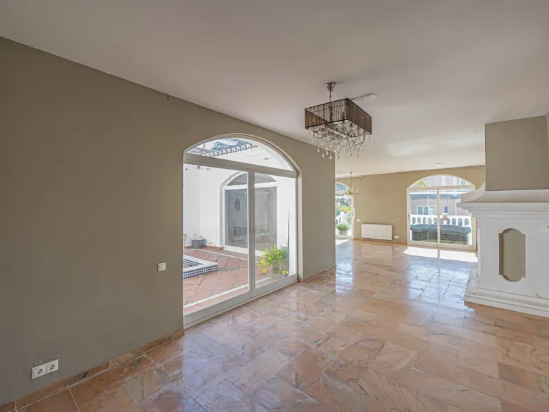 VILLA WITH GREAT POTENTIAL IN THE EXCLUSIVE EL PARAISO AREA