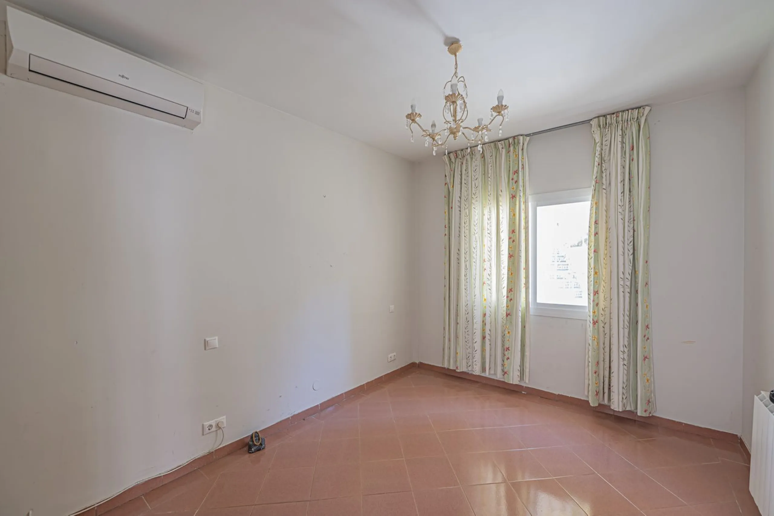 VILLA WITH GREAT POTENTIAL IN THE EXCLUSIVE EL PARAISO AREA