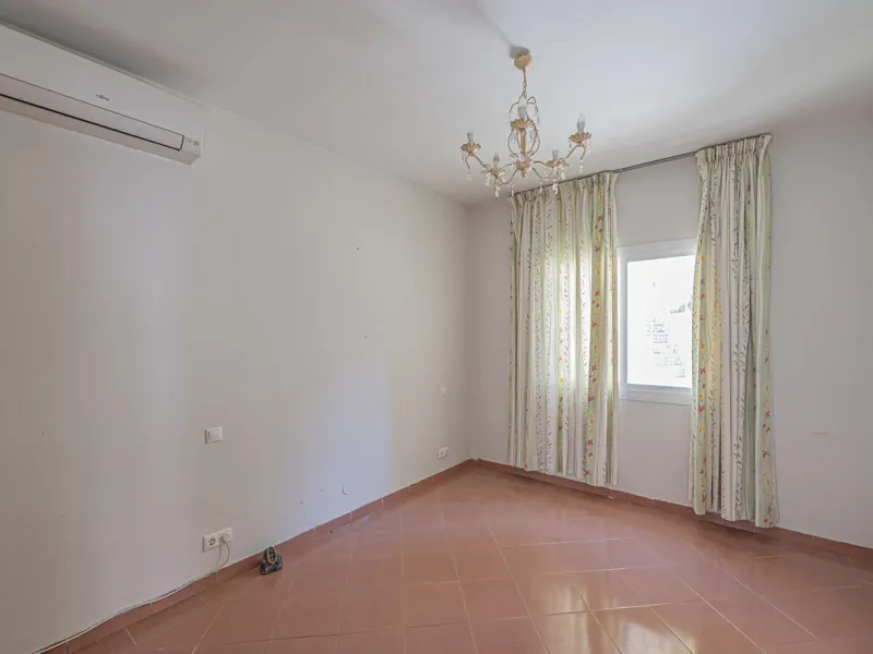 VILLA WITH GREAT POTENTIAL IN THE EXCLUSIVE EL PARAISO AREA