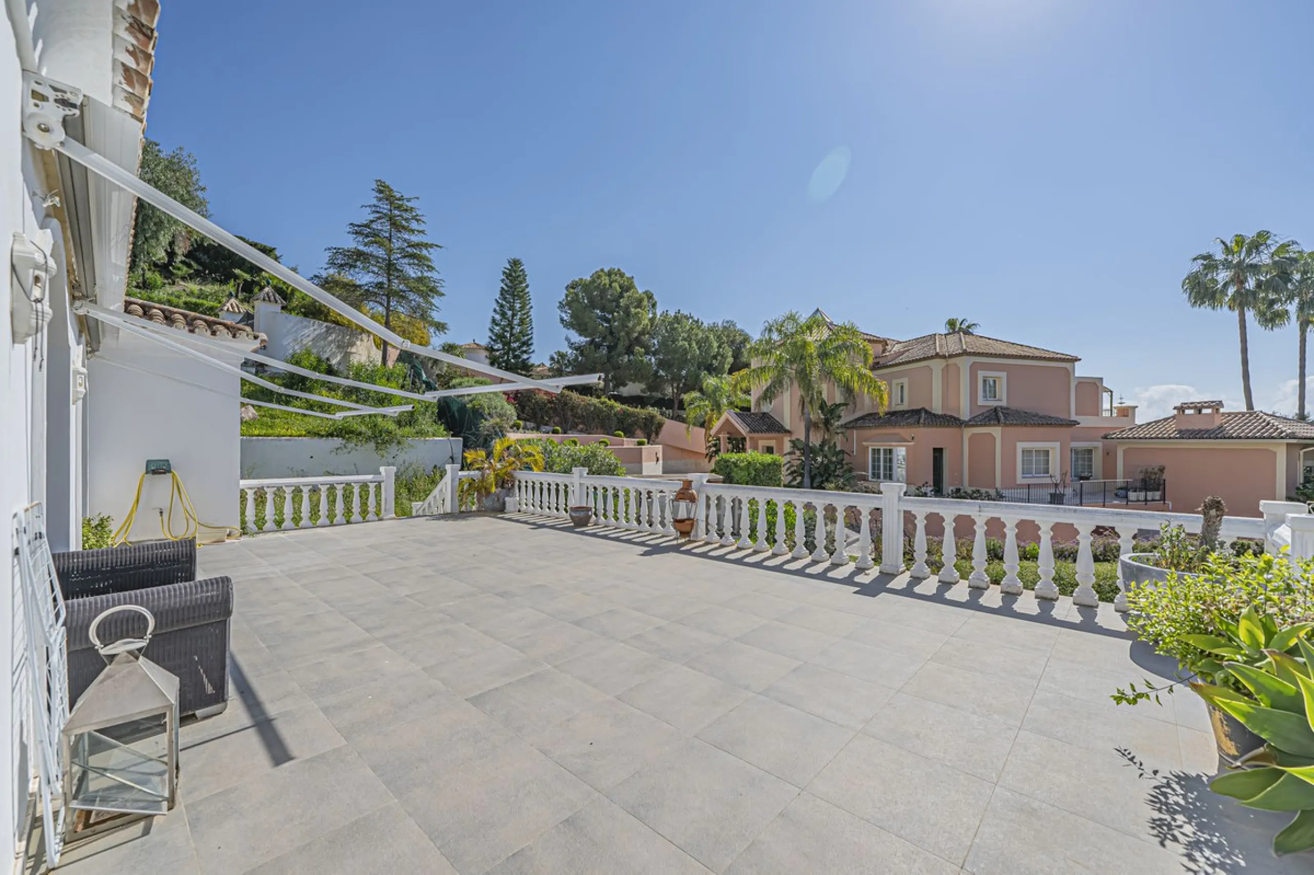 VILLA WITH GREAT POTENTIAL IN THE EXCLUSIVE EL PARAISO AREA