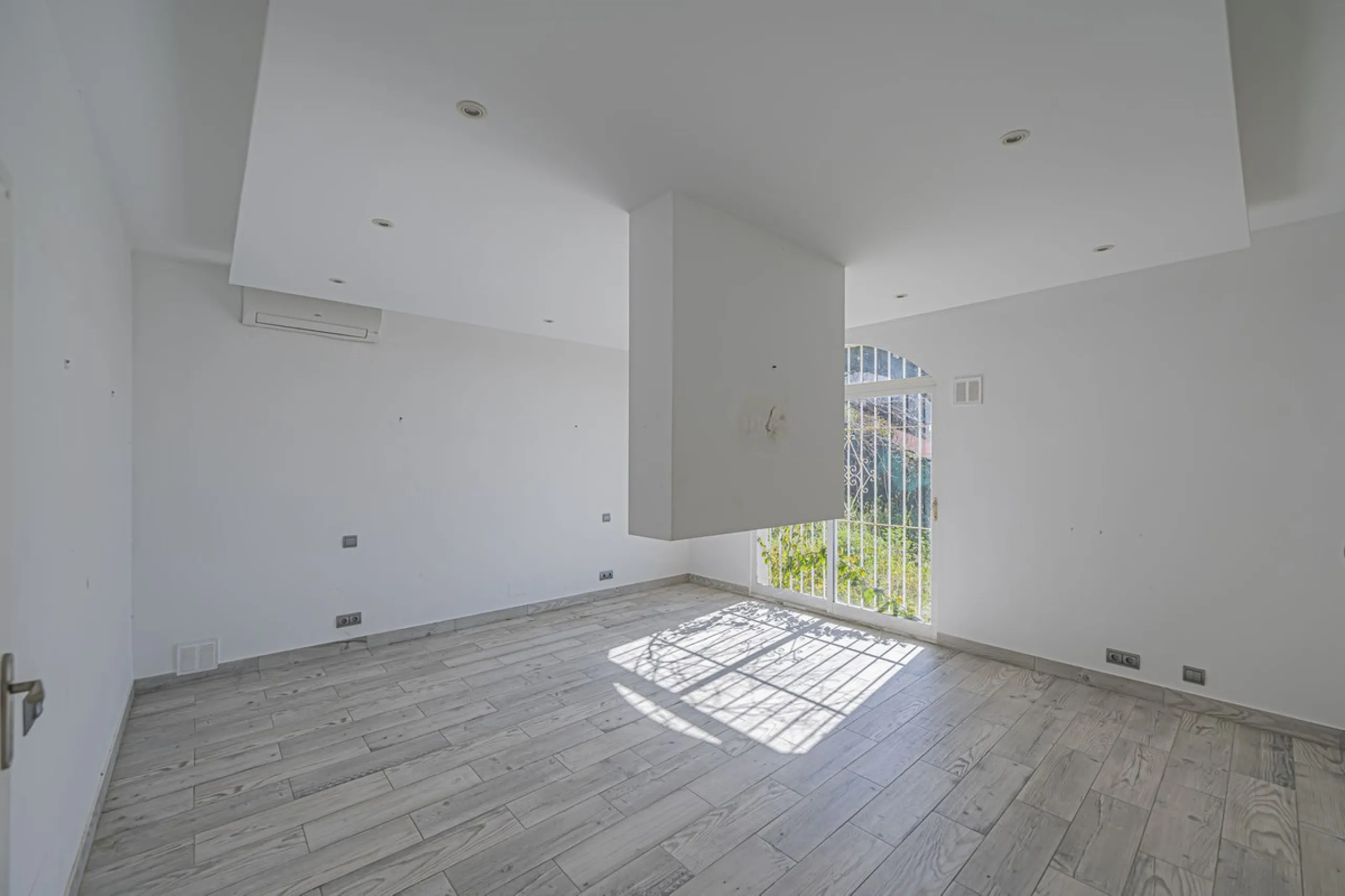 VILLA WITH GREAT POTENTIAL IN THE EXCLUSIVE EL PARAISO AREA