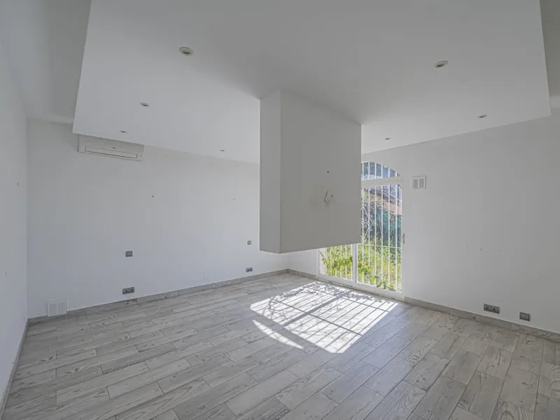 VILLA WITH GREAT POTENTIAL IN THE EXCLUSIVE EL PARAISO AREA