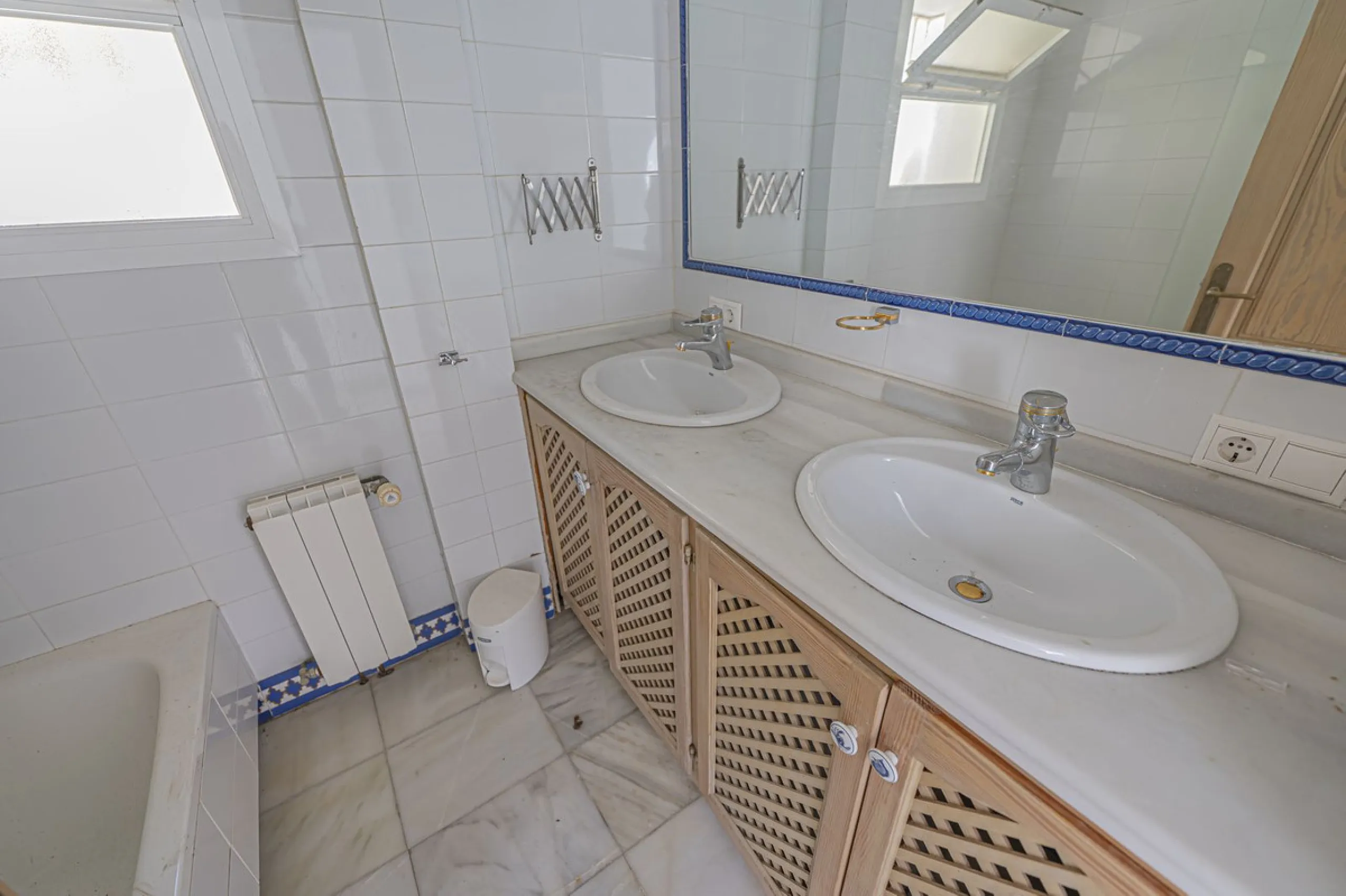 VILLA WITH GREAT POTENTIAL IN THE EXCLUSIVE EL PARAISO AREA