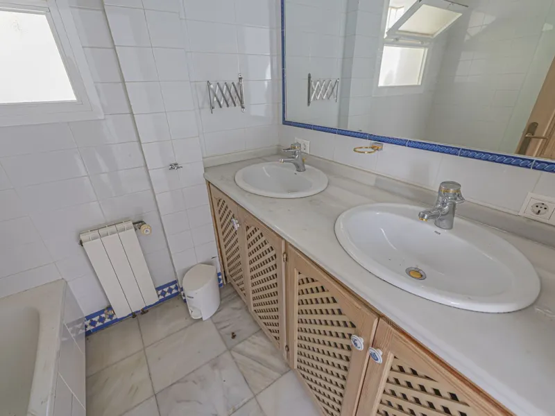 VILLA WITH GREAT POTENTIAL IN THE EXCLUSIVE EL PARAISO AREA