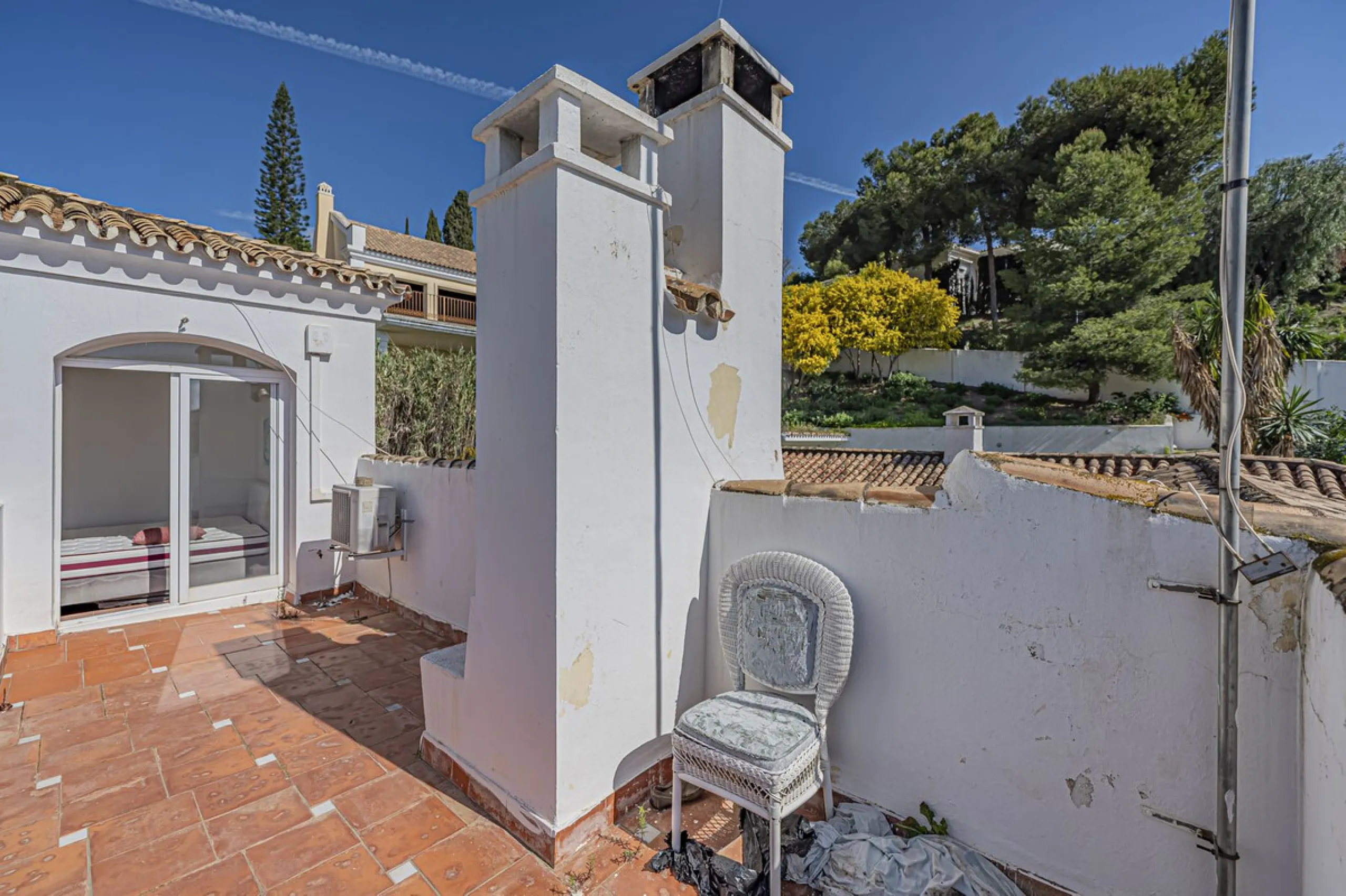 VILLA WITH GREAT POTENTIAL IN THE EXCLUSIVE EL PARAISO AREA