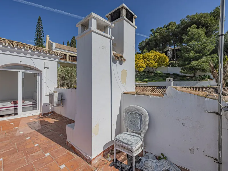 VILLA WITH GREAT POTENTIAL IN THE EXCLUSIVE EL PARAISO AREA