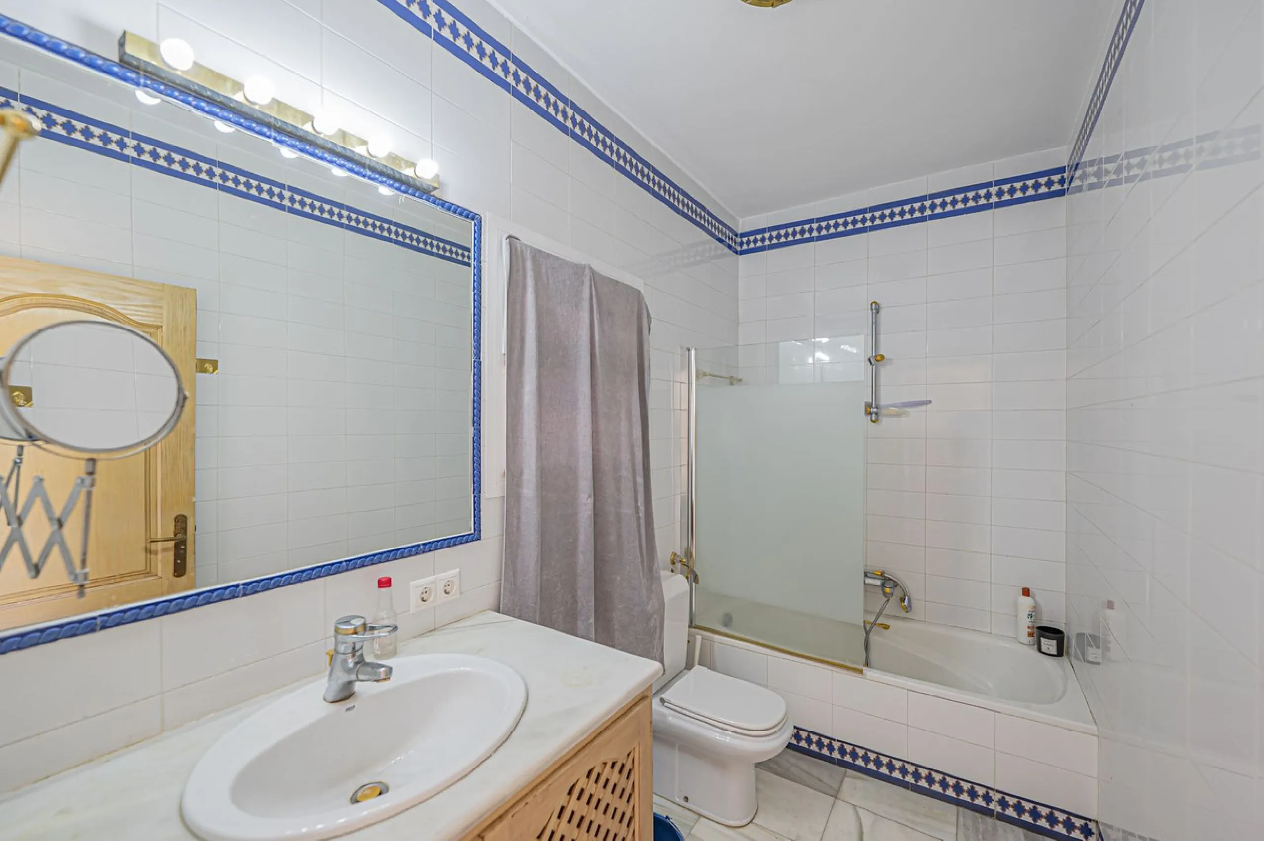 VILLA WITH GREAT POTENTIAL IN THE EXCLUSIVE EL PARAISO AREA