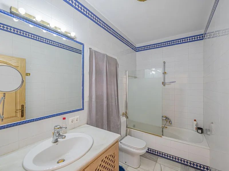 VILLA WITH GREAT POTENTIAL IN THE EXCLUSIVE EL PARAISO AREA