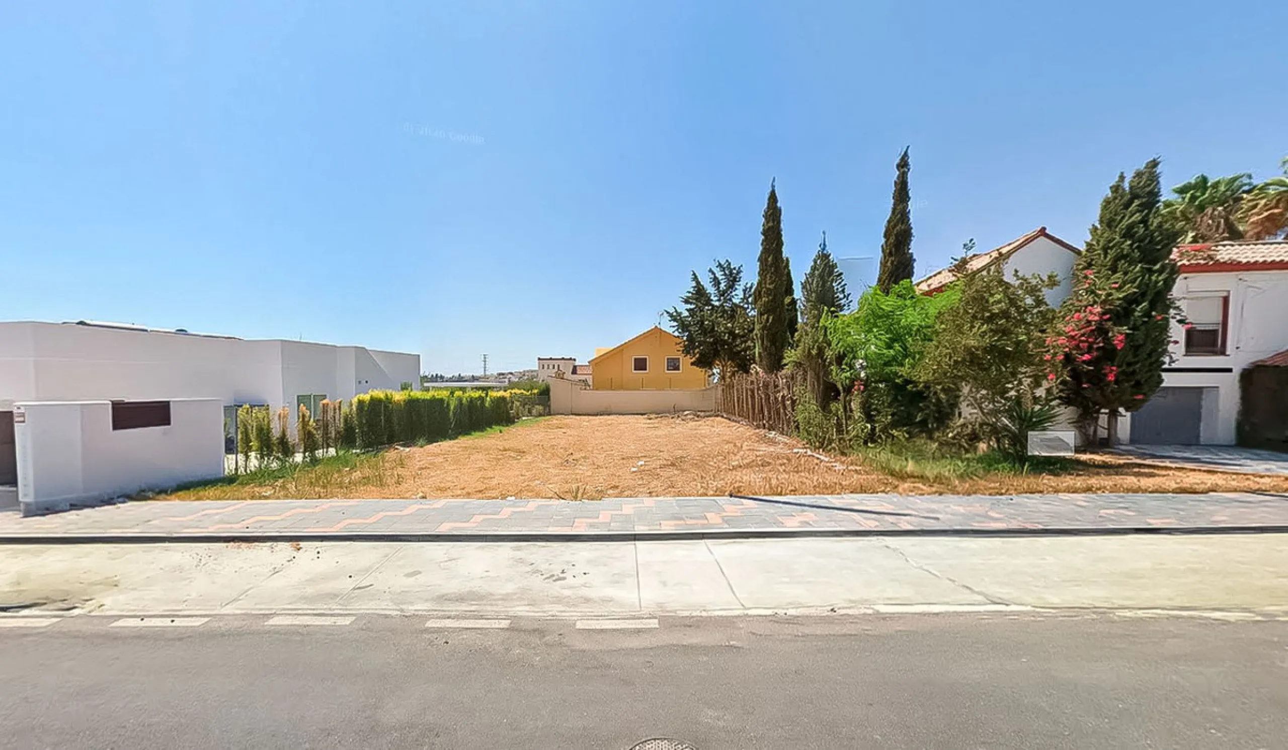 Urban plot of 549 m² located in a quiet residential area of Mijas Costa, in Calle de la Loma, Urbanización Don Silverio. Elevated and sunny position, ideal for building a detached villa.