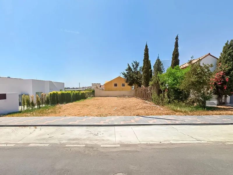 Urban plot of 549 m² located in a quiet residential area of Mijas Costa, in Calle de la Loma, Urbanización Don Silverio. Elevated and sunny position, ideal for building a detached villa.
