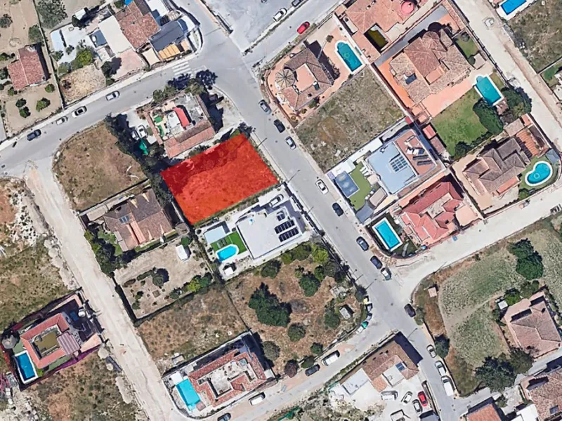 Urban plot of 549 m² located in a quiet residential area of Mijas Costa, in Calle de la Loma, Urbanización Don Silverio. Elevated and sunny position, ideal for building a detached villa.
