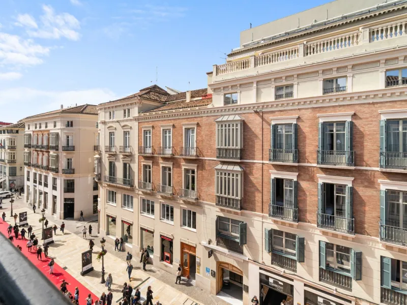 LIVE... FEEL... BREATH THE CITY: Málaga's most iconic street at your feet!