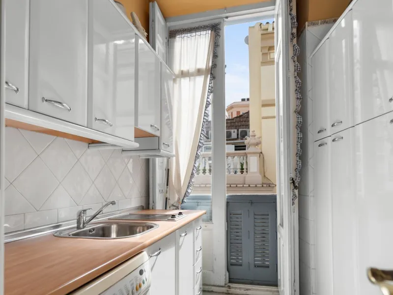 Apartment - Middle Floor Apartment в продаже в Málaga, Málaga. В доме 1 спален и 1 ванных комнат. Площадь дома 80 м²