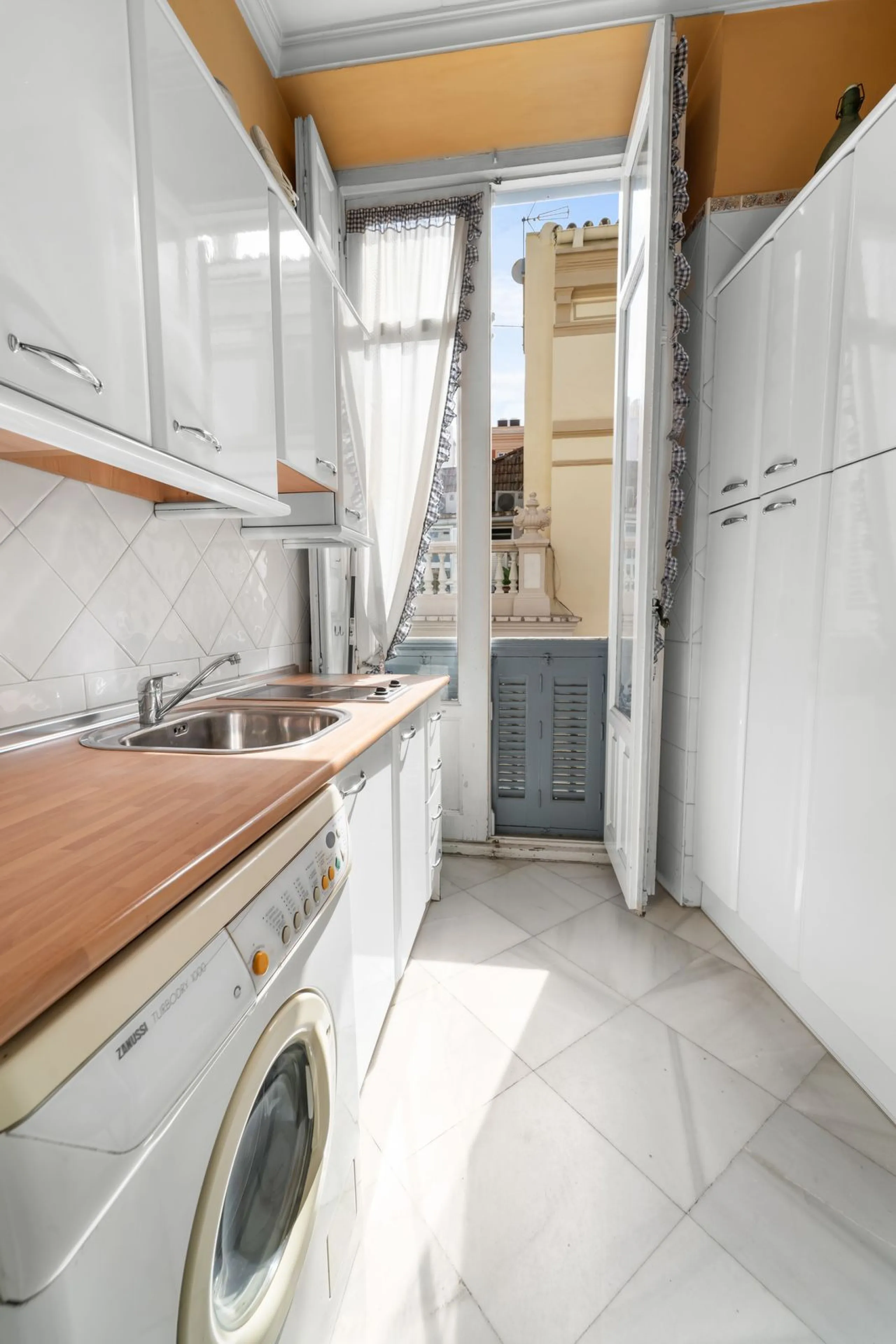 Apartment - Middle Floor Apartment в продаже в Málaga, Málaga. В доме 1 спален и 1 ванных комнат. Площадь дома 80 м²