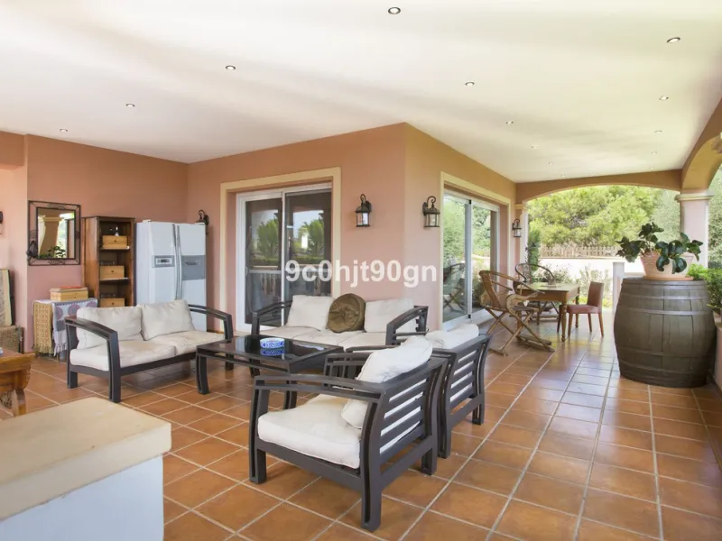 Elegant 3-Level Villa in Elviria, Marbella – Light, Space & Versatility!