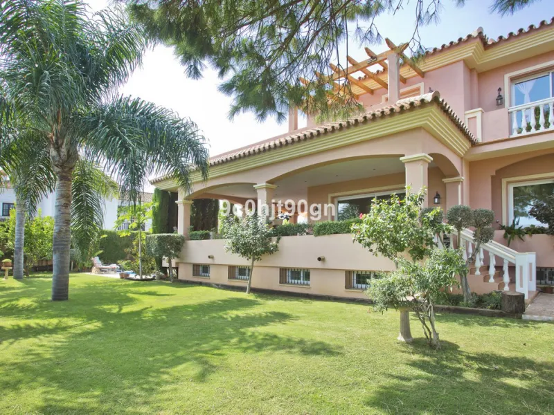 Elegant 3-Level Villa in Elviria, Marbella – Light, Space & Versatility!