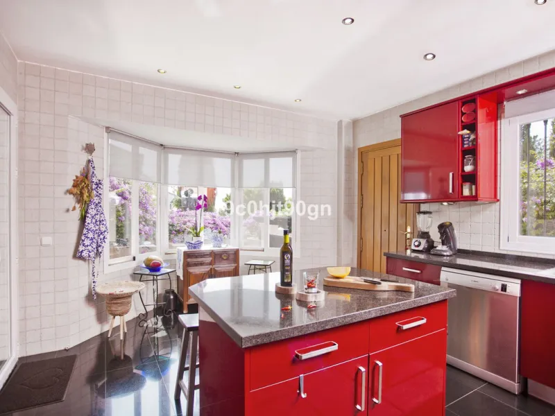 Elegant 3-Level Villa in Elviria, Marbella – Light, Space & Versatility!