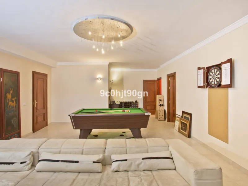 Elegant 3-Level Villa in Elviria, Marbella – Light, Space & Versatility!