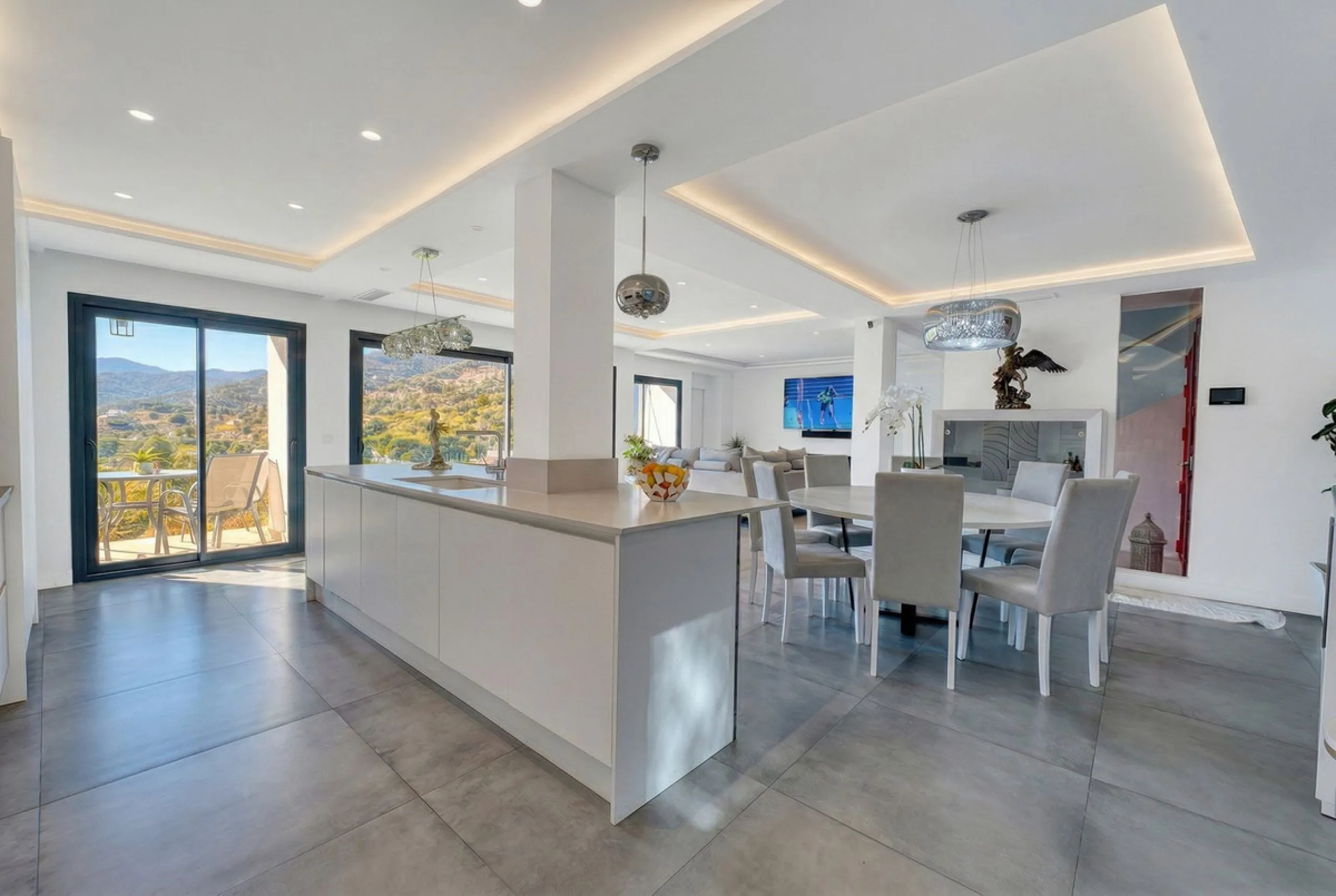 House - Detached Villa в продаже в Istán, Málaga. В доме 4 спален и 7 ванных комнат. Площадь дома 339 м². Площадь участка 410 м²
