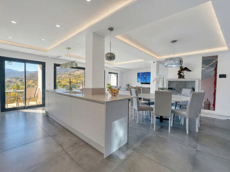 House - Detached Villa в продаже в Istán, Málaga. В доме 4 спален и 7 ванных комнат. Площадь дома 339 м². Площадь участка 410 м²