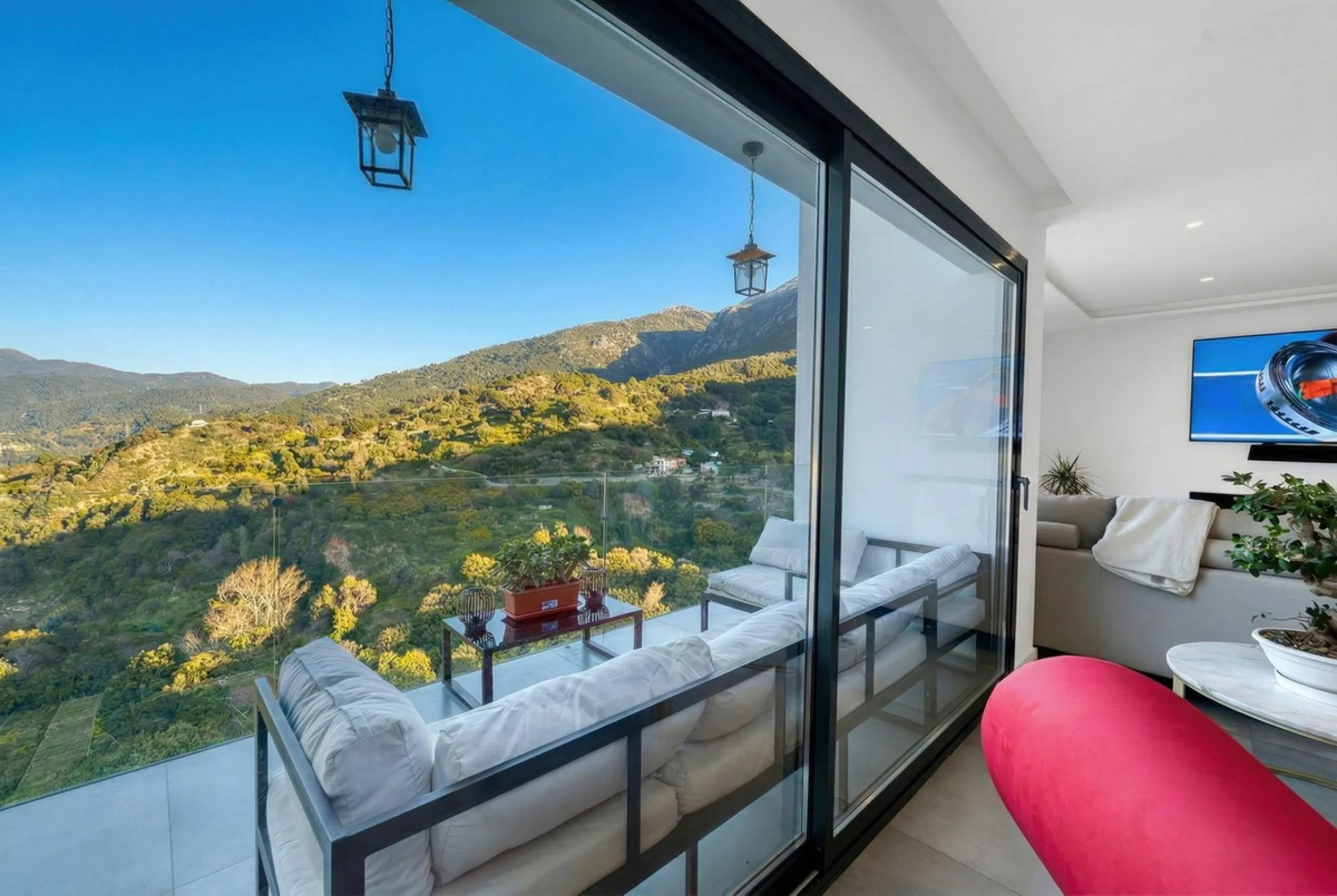 House - Detached Villa в продаже в Istán, Málaga. В доме 4 спален и 7 ванных комнат. Площадь дома 339 м². Площадь участка 410 м²