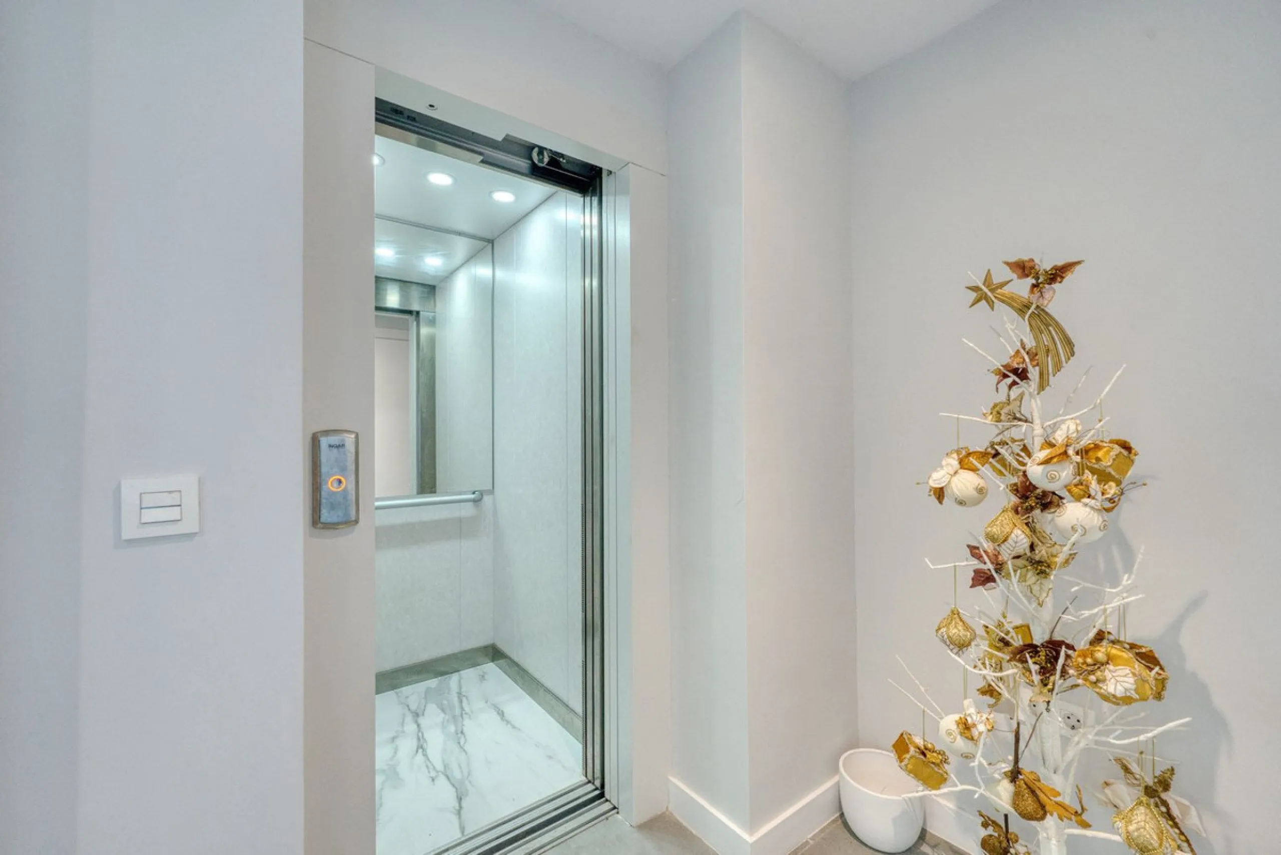 House - Detached Villa в продаже в Istán, Málaga. В доме 4 спален и 7 ванных комнат. Площадь дома 339 м². Площадь участка 410 м²