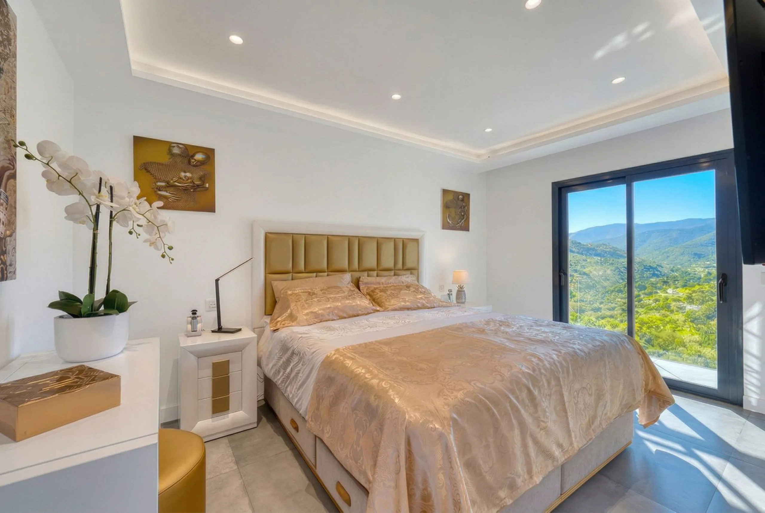 House - Detached Villa в продаже в Istán, Málaga. В доме 4 спален и 7 ванных комнат. Площадь дома 339 м². Площадь участка 410 м²