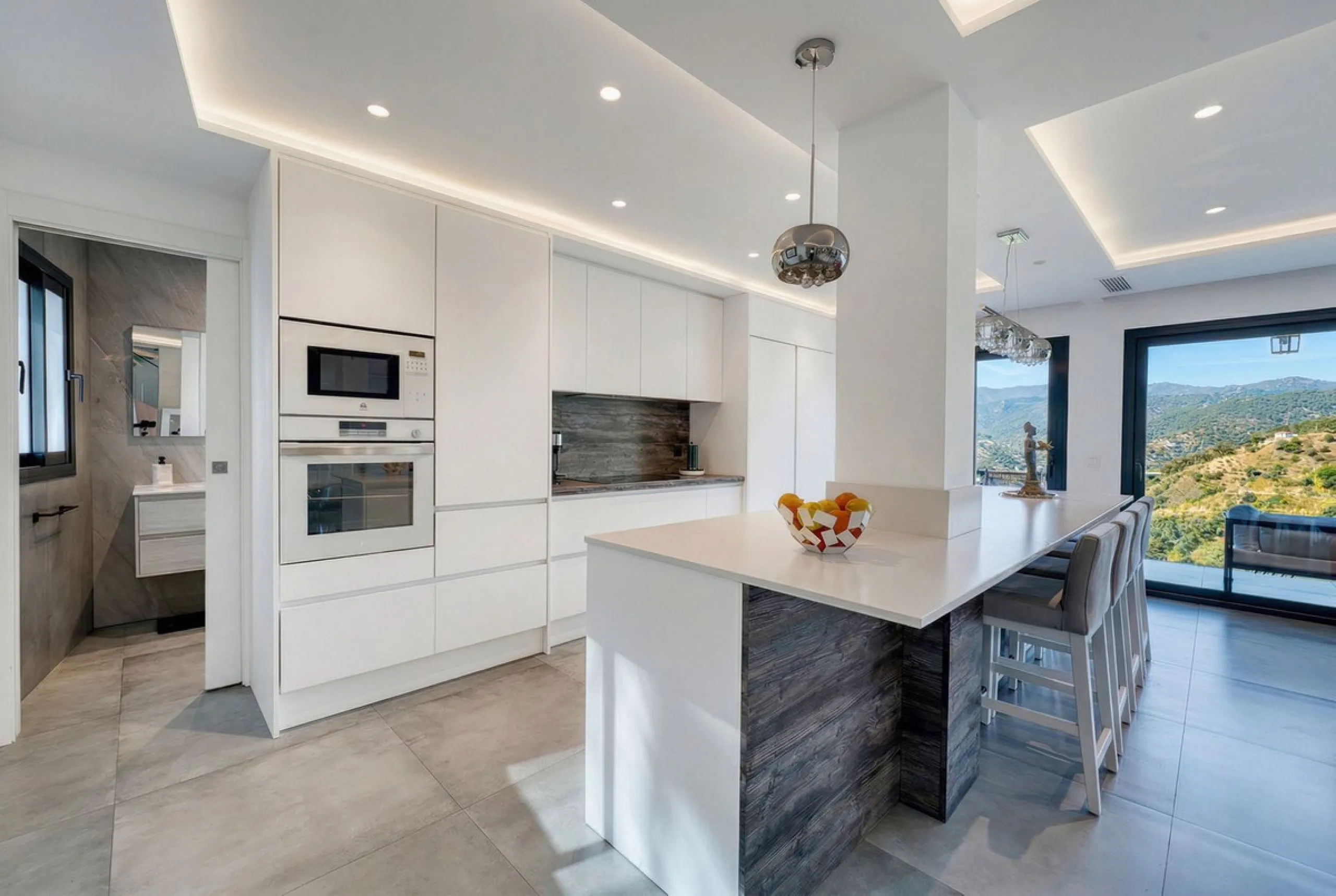 House - Detached Villa в продаже в Istán, Málaga. В доме 4 спален и 7 ванных комнат. Площадь дома 339 м². Площадь участка 410 м²