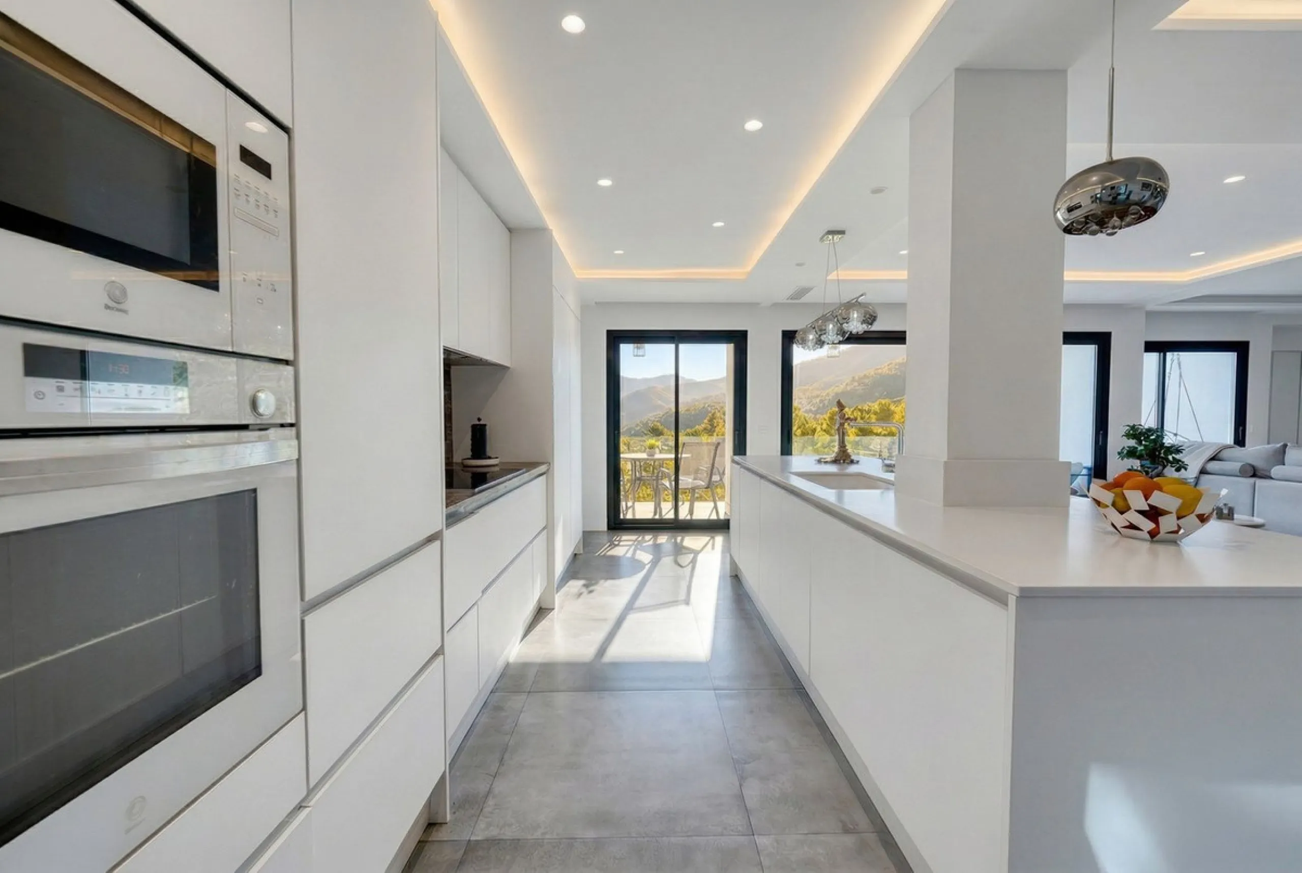 House - Detached Villa в продаже в Istán, Málaga. В доме 4 спален и 7 ванных комнат. Площадь дома 339 м². Площадь участка 410 м²