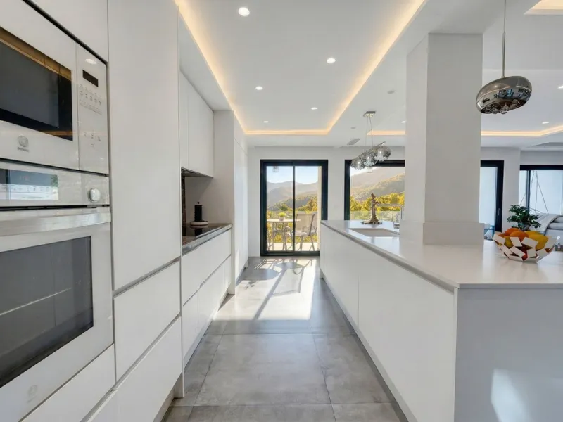 House - Detached Villa в продаже в Istán, Málaga. В доме 4 спален и 7 ванных комнат. Площадь дома 339 м². Площадь участка 410 м²