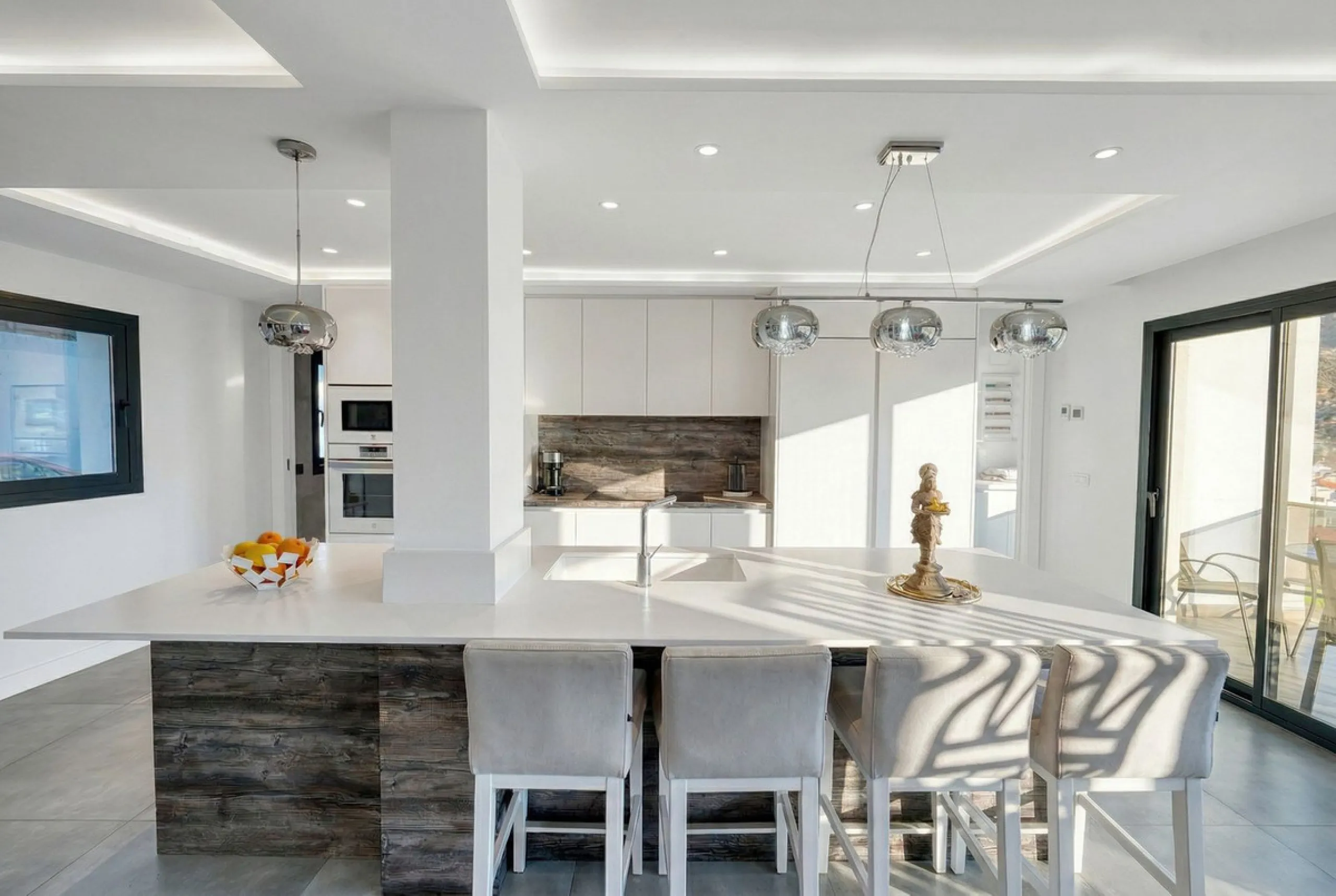 House - Detached Villa в продаже в Istán, Málaga. В доме 4 спален и 7 ванных комнат. Площадь дома 339 м². Площадь участка 410 м²