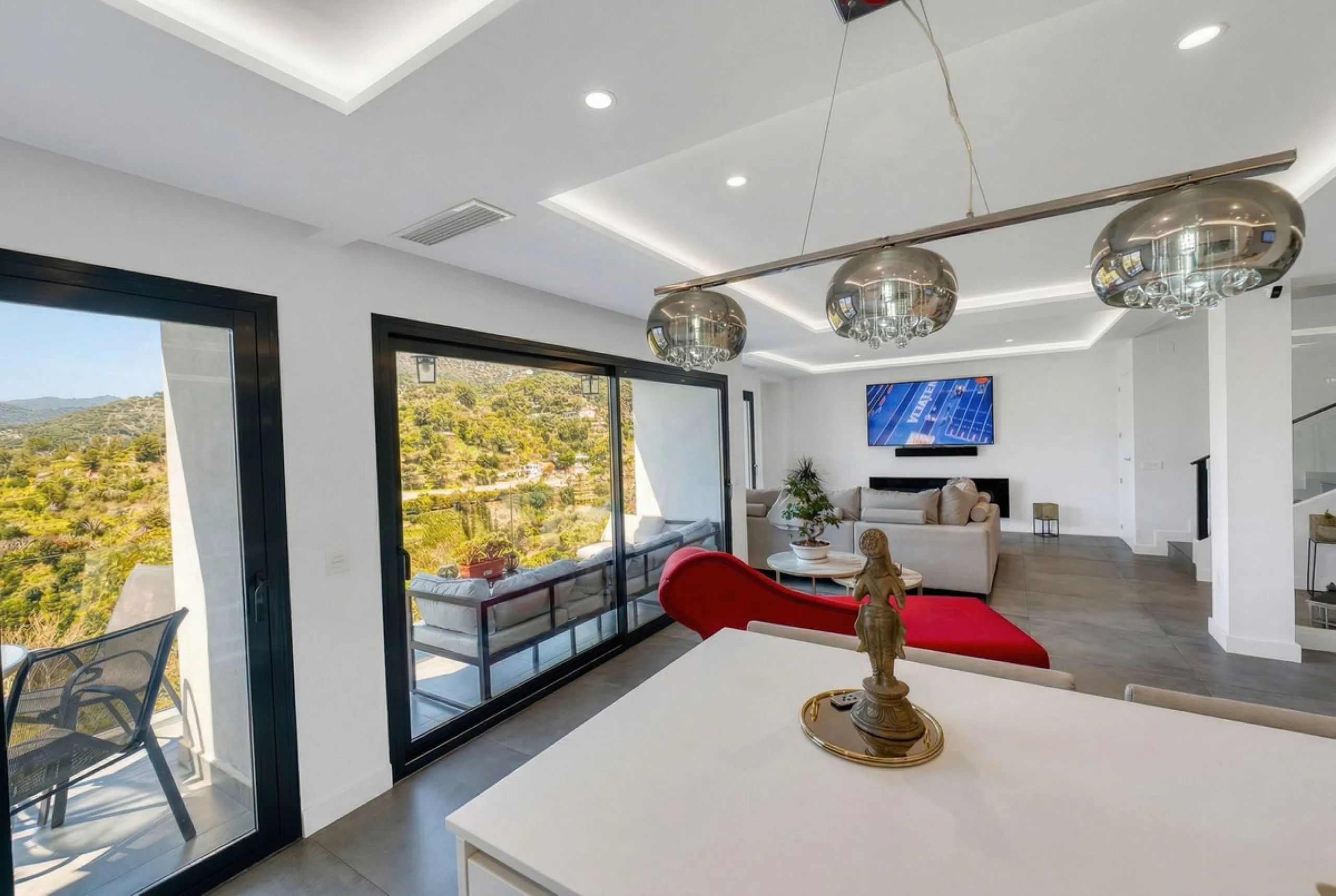 House - Detached Villa в продаже в Istán, Málaga. В доме 4 спален и 7 ванных комнат. Площадь дома 339 м². Площадь участка 410 м²