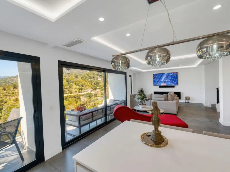 House - Detached Villa в продаже в Istán, Málaga. В доме 4 спален и 7 ванных комнат. Площадь дома 339 м². Площадь участка 410 м²