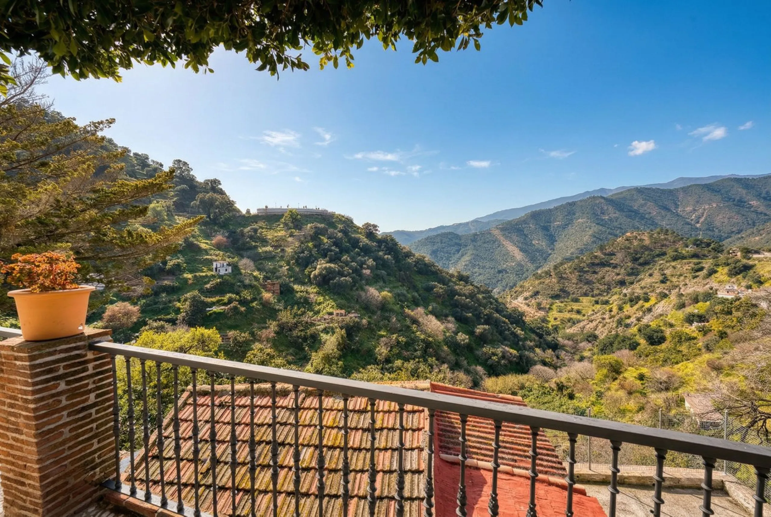 House - Detached Villa в продаже в Istán, Málaga. В доме 4 спален и 7 ванных комнат. Площадь дома 339 м². Площадь участка 410 м²