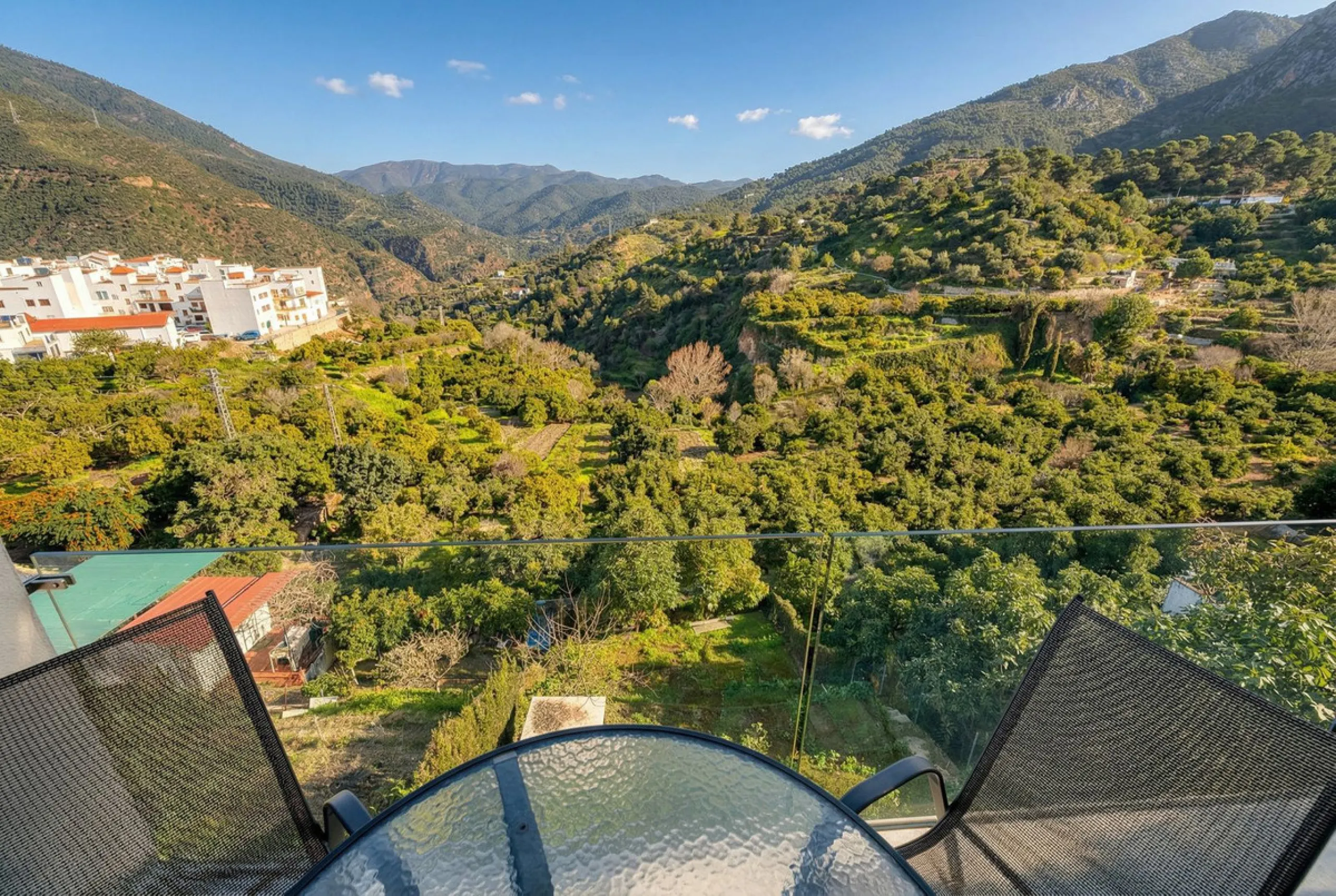 House - Detached Villa в продаже в Istán, Málaga. В доме 4 спален и 7 ванных комнат. Площадь дома 339 м². Площадь участка 410 м²