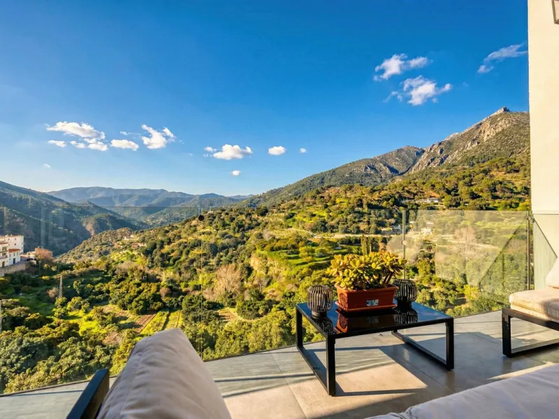 House - Detached Villa в продаже в Istán, Málaga. В доме 4 спален и 7 ванных комнат. Площадь дома 339 м². Площадь участка 410 м²