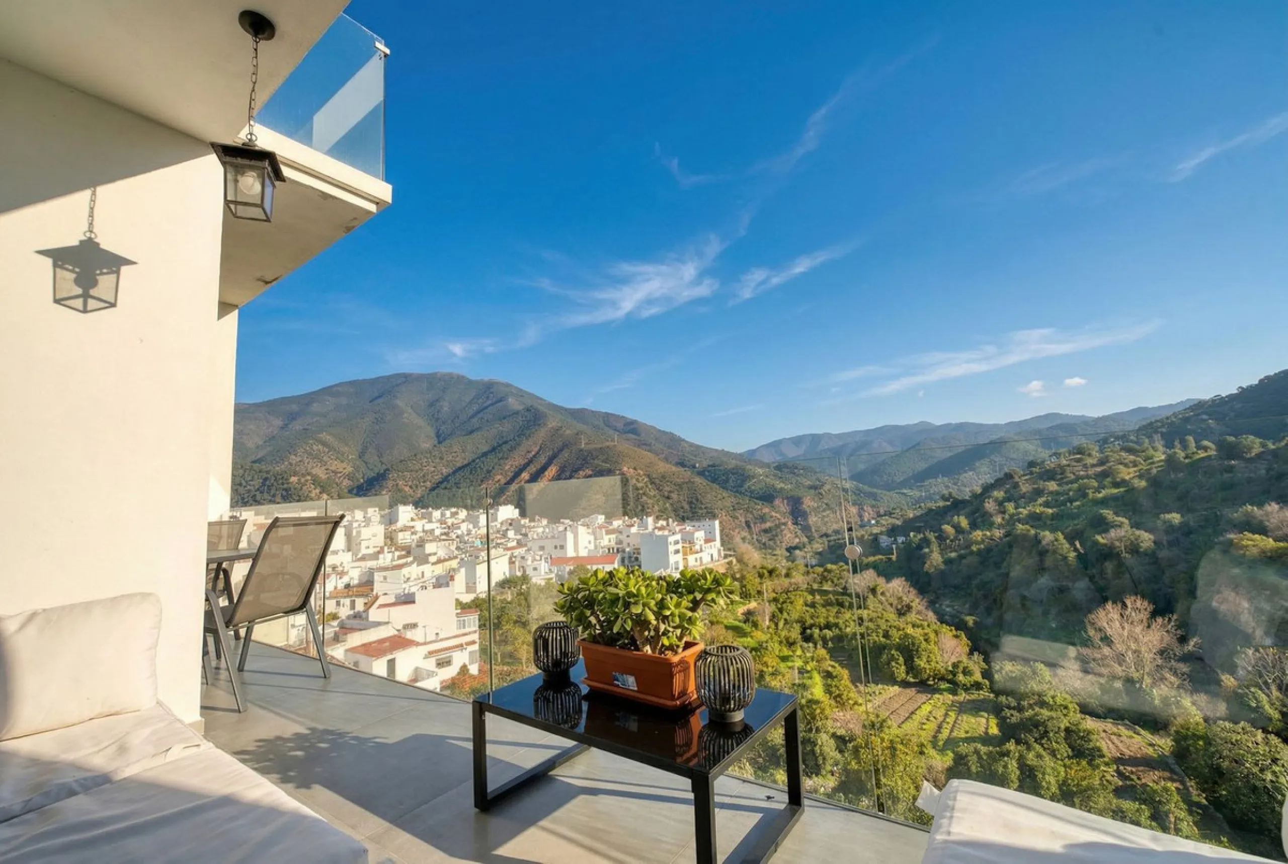 House - Detached Villa в продаже в Istán, Málaga. В доме 4 спален и 7 ванных комнат. Площадь дома 339 м². Площадь участка 410 м²