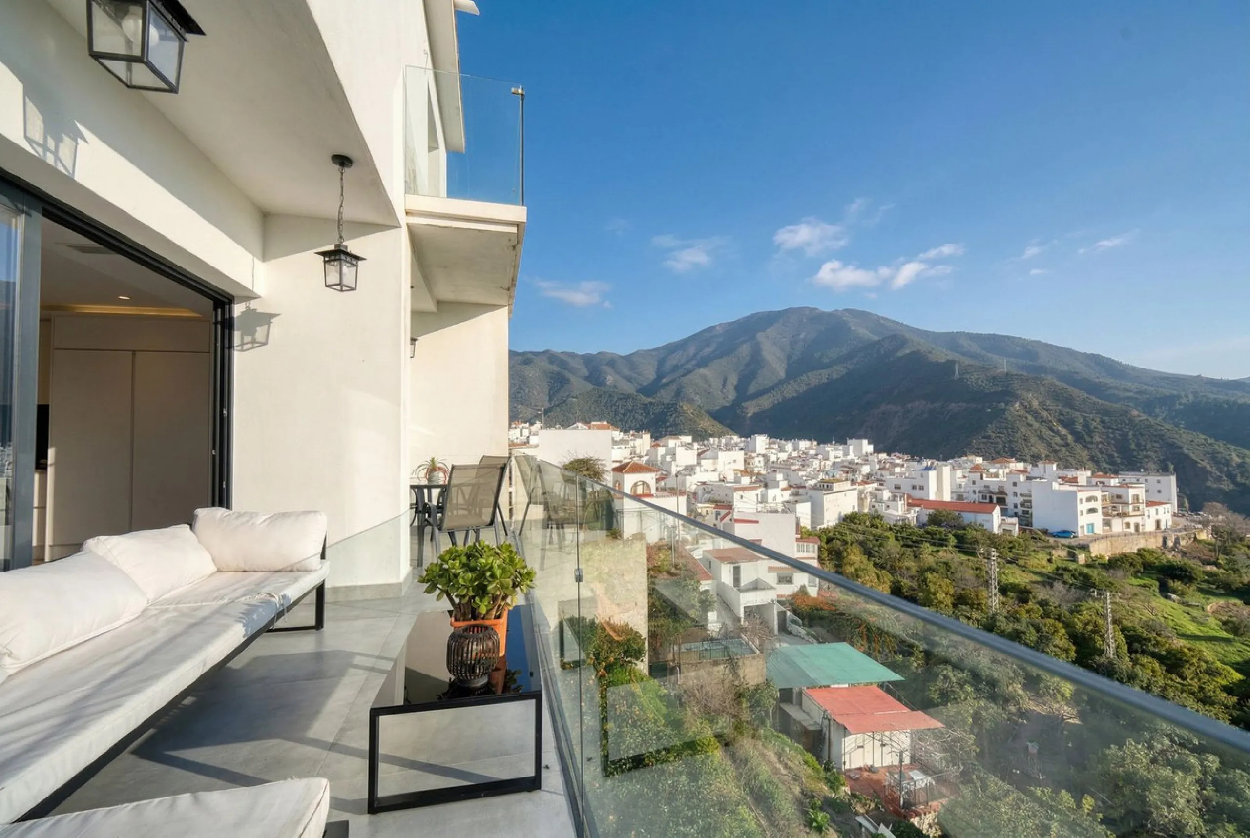 House - Detached Villa в продаже в Istán, Málaga. В доме 4 спален и 7 ванных комнат. Площадь дома 339 м². Площадь участка 410 м²