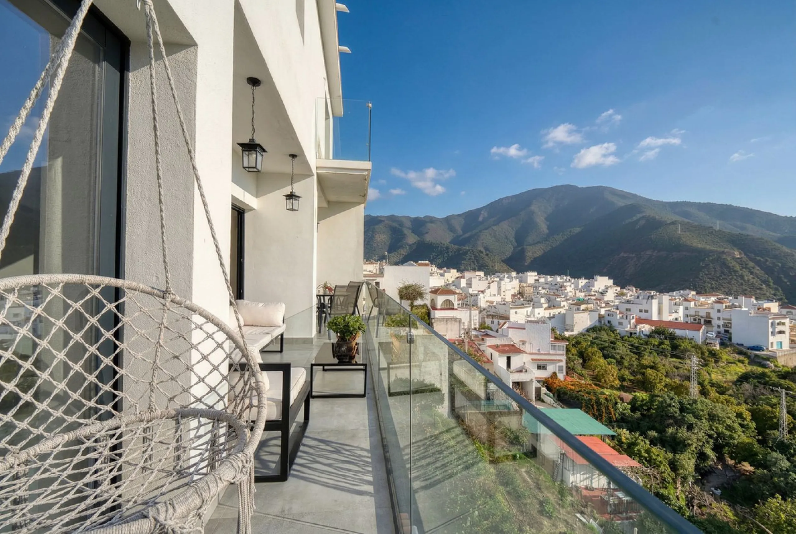 House - Detached Villa в продаже в Istán, Málaga. В доме 4 спален и 7 ванных комнат. Площадь дома 339 м². Площадь участка 410 м²