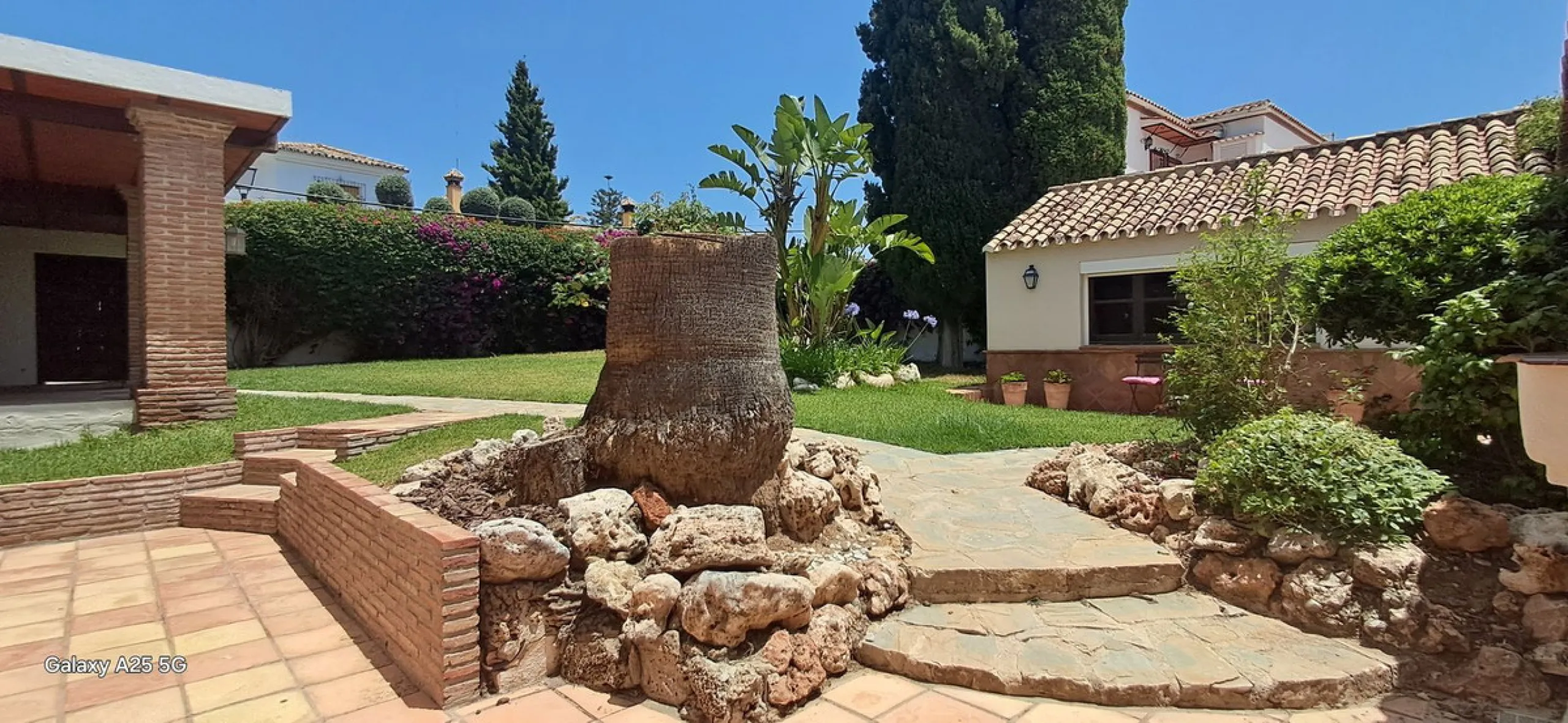 Stunning 6-bedroom, 6-bathroom detached villa located in a secure, gated community just a 10-minute walk from the beach and moments from the heart of Marbella.