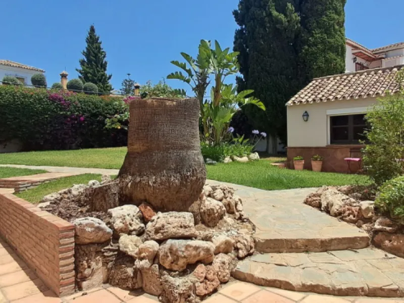 Stunning 6-bedroom, 6-bathroom detached villa located in a secure, gated community just a 10-minute walk from the beach and moments from the heart of Marbella.