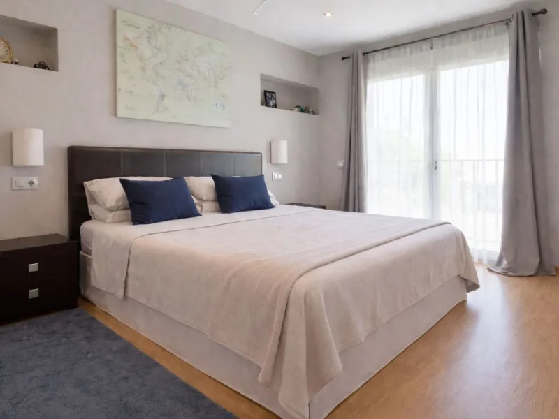 Stunning 6-bedroom, 6-bathroom detached villa located in a secure, gated community just a 10-minute walk from the beach and moments from the heart of Marbella.
